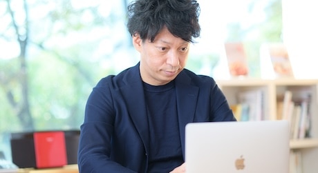 仕事中の鈴木裕文税理士