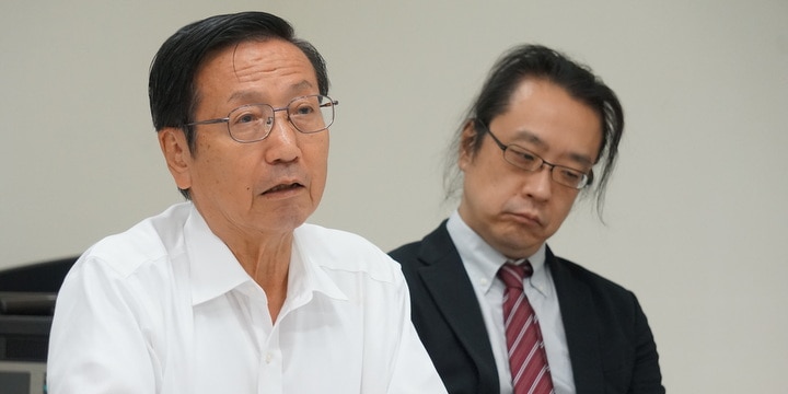 佐伯税理士（左）と原告
